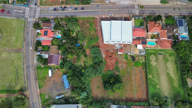Vista aérea de uma propriedade residencial em Lajeado, mostrando o terreno e as construções.
