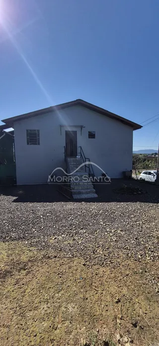 Foto da fachada de uma casa branca em Lajeado, Brasil.