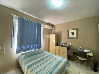 Quarto com janela e cama em ambiente interno.