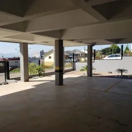Vista de uma estrutura de teto de concreto em uma área externa.