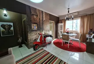 Ambiente interno com paredes de tijolo aparente e piso de cerâmica.