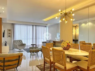 Sala de estar e jantar com decoração moderna em um imóvel no Brasil.
