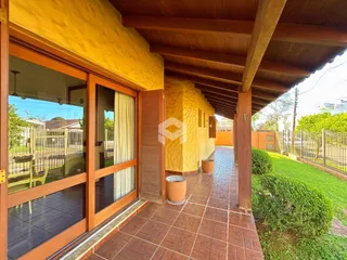 Vista da fachada de uma casa em Lajeado, Brasil, com área externa coberta.