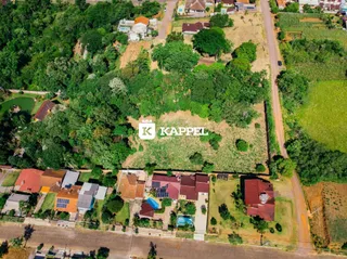 Vista aérea da propriedade em Lajeado, mostrando a área verde e as construções.