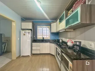 Vista da cozinha de uma residência em Lajeado, Brasil.