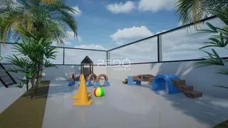 Vista externa de um quintal com equipamentos de playground.