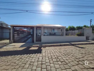 Fachada de uma residência em Lajeado, Brasil, com portão de ferro.