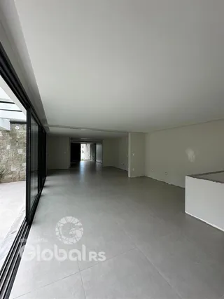 Vista de um corredor interno de uma propriedade em Lajeado.