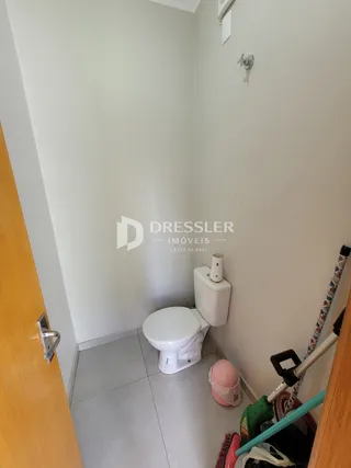 Foto de um banheiro interno com vaso sanitário.