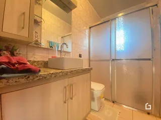 Imagem de um interior com armários e revestimento de parede claro.