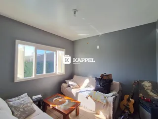 Foto da sala de estar com sofá e janela em um imóvel.