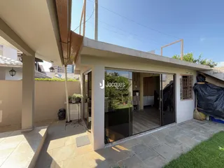 Fachada de uma casa moderna com porta de vidro e área externa.