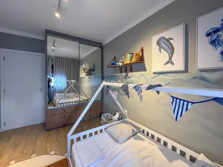 Quarto com cama de ferro branco e decoração náutica em Lajeado.