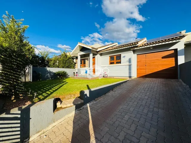 Fachada de uma casa em Lajeado, Brasil, com jardim e entrada de garagem.