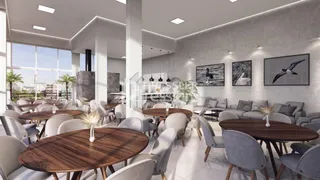 Vista de um ambiente interno com mesa de jantar e grandes janelas.