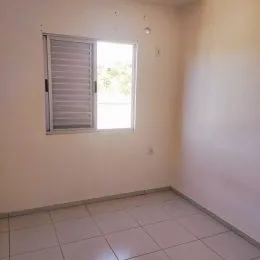 Foto interna de um cômodo com janela e piso de cerâmica.