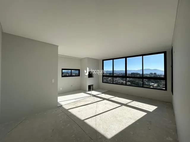 Ambiente interno amplo com grande janela de vista para a paisagem.
