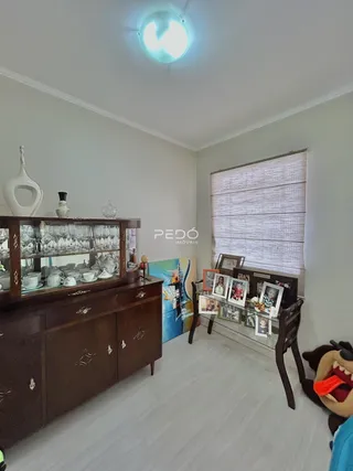 Sala de estar com móveis de madeira e decoração na residência.