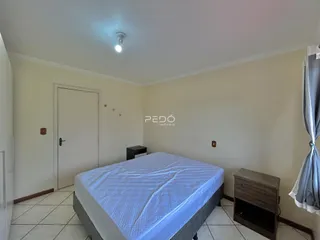 Quarto com cama e móveis em um imóvel.