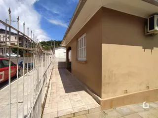 Vista da fachada de uma residência com cerca e calçada em Lajeado, Brasil.