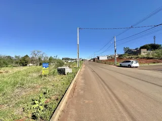 Vista da propriedade ao longo de uma estrada rural.