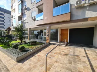 Fachada moderna de um apartamento em Lajeado, Brasil, mostrando a área externa e garagem.