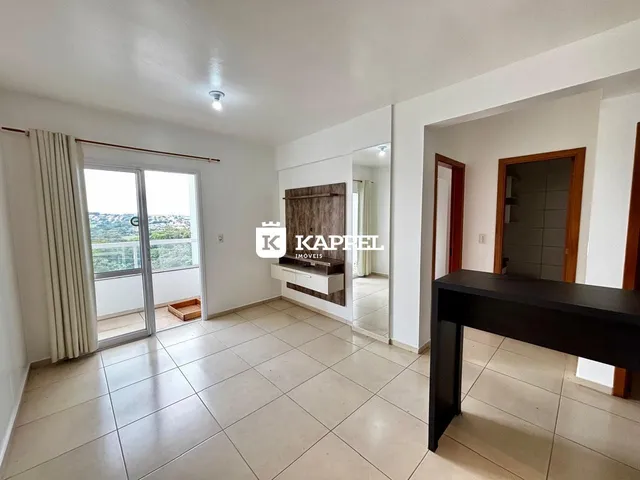 Sala de estar com porta de vidro que oferece uma vista externa.