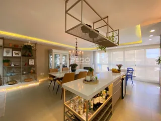Vista de uma cozinha e sala de jantar moderna em um imóvel no Brasil.