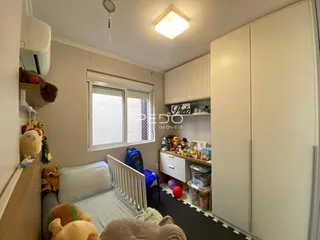 Quarto interno com armários e janela em um imóvel no Brasil.