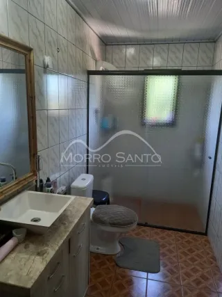 Foto de um banheiro com revestimento de azulejos e pia.