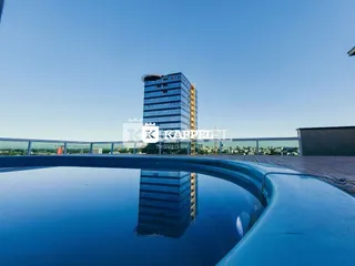 Vista de um edifício moderno refletido na água.