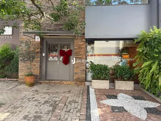Fachada de um imóvel em Lajeado, Brasil, com entrada e paisagismo.