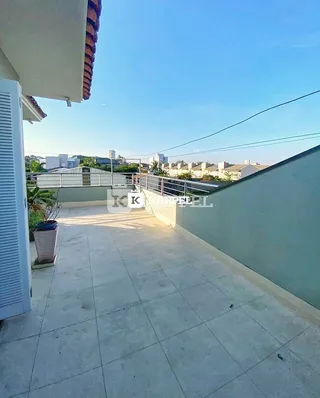 Área externa pavimentada com piso de cerâmica.