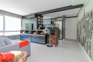Sala de estar moderna com ambiente integrado e boa iluminação natural.
