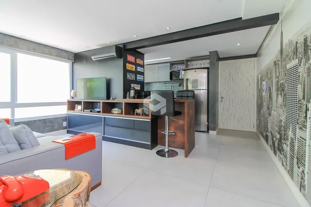 Sala de estar moderna com ambiente integrado e boa iluminação natural.