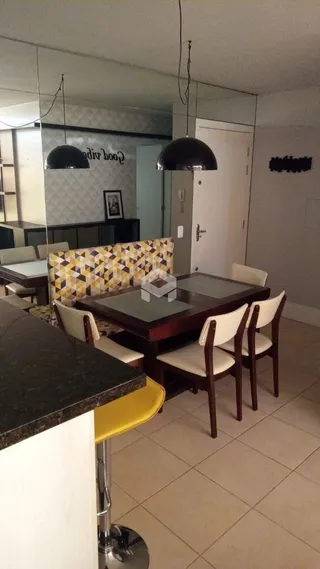 Mesa de jantar com cadeiras em um ambiente interno.