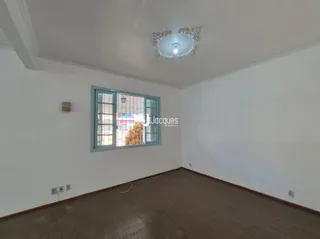 Sala de estar com piso de madeira e janela.