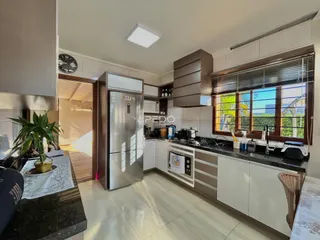 Vista da cozinha e sala de jantar de um imóvel em Lajeado, Brasil.