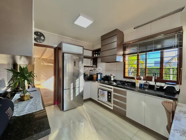 Vista da cozinha e sala de jantar de um imóvel em Lajeado, Brasil.