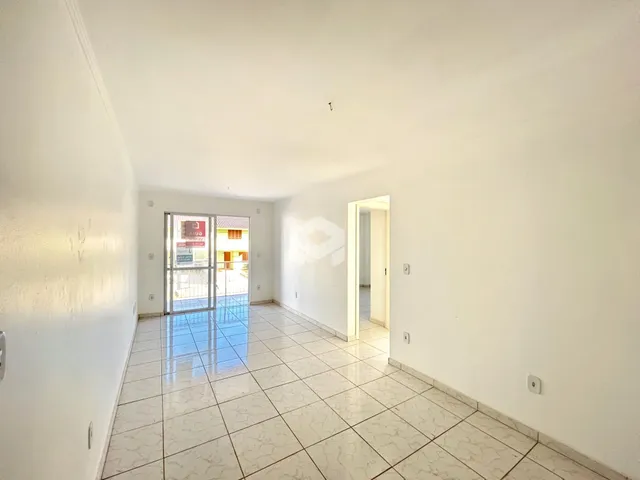 Hall de entrada com piso de cerâmica claro.