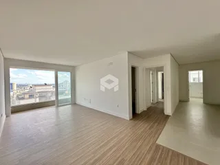 Sala ampla com vista para a paisagem urbana através das janelas.