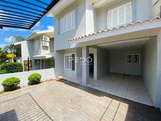 Fachada de uma casa em Lajeado, Brasil, com área coberta e piso de tijolos.