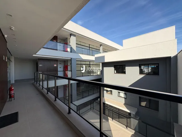 Fachada de um prédio residencial em Lajeado, Brasil, mostrando uma varanda com guarda-corpo de vidro.