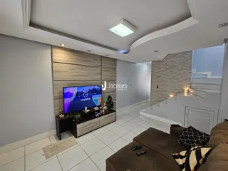 Sala de estar moderna com painel de madeira e sofá no ambiente.