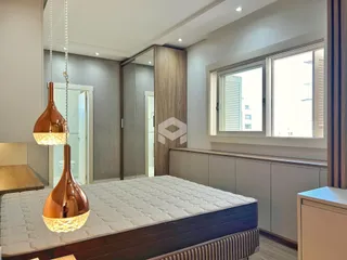 Quarto com cama e janela em um apartamento.