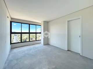 Uma sala com grande janela de vista para a paisagem.