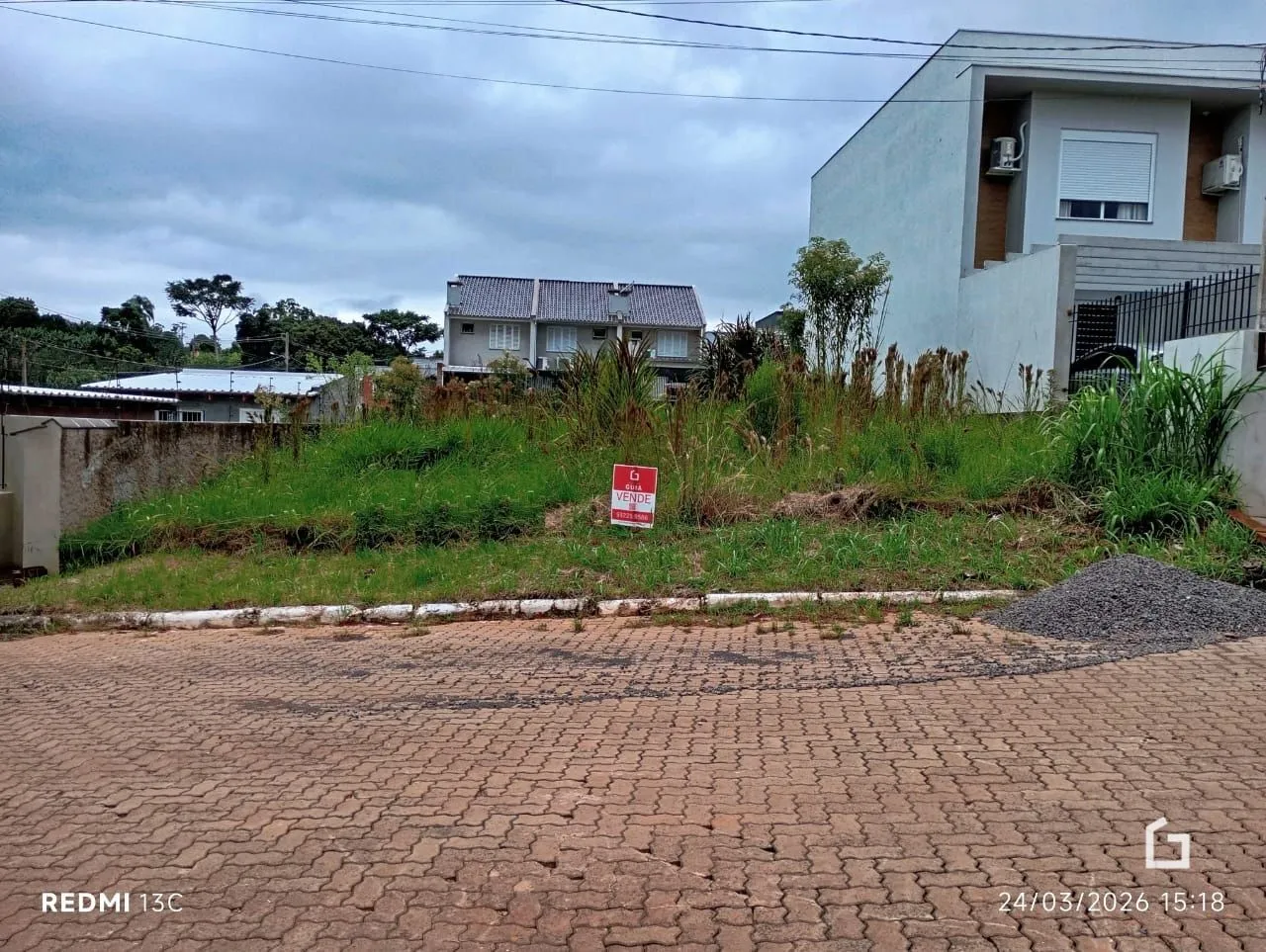 Vista externa de uma residência em Lajeado, Brasil, com vegetação alta na frente.