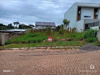 Vista externa de uma residência em Lajeado, Brasil, com vegetação alta na frente.