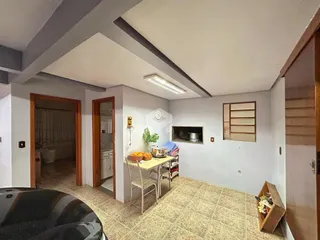 Ambiente interno com área de jantar e cozinha em Lajeado.