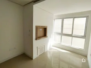 Interior de um cômodo com paredes brancas e uma grande janela.